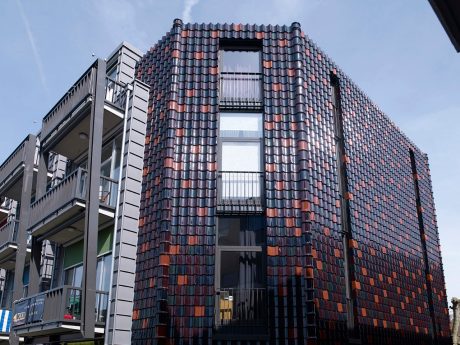 VHV Nachtblauw Geglazuurd 613, Lichtbruin Geglazuurd 663 en Wijnrood Geglazuurd 614 | Renovatie Kantoor De Hulk | Almere | Architect: Rik Lagerwaard Architect BNA, Amersfoort | Client: Woningcorporatie De Alliantie, Almere | Completion Date: 2013-01-01