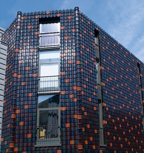 VHV Nachtblauw Geglazuurd 613, Lichtbruin Geglazuurd 663 en Wijnrood Geglazuurd 614 | Renovatie Kantoor De Hulk | Almere | Architect: Rik Lagerwaard Architect BNA, Amersfoort | Client: Woningcorporatie De Alliantie, Almere | Completion Date: 2013-01-01