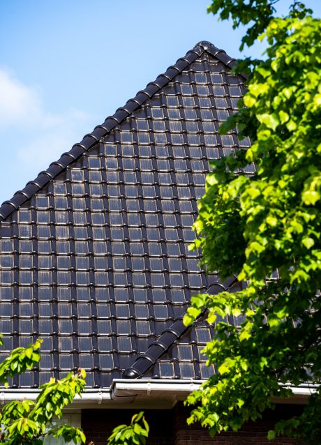 Dakdekker: Konrad Roof Technology. Dakrenovatie Wevolt Alegra 10 zonnedakpan vrijstaande woning, Heemstede