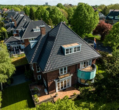 Dakdekker: Konrad Roof Technology. Dakrenovatie Wevolt Alegra 10 zonnedakpan vrijstaande woning, Heemstede