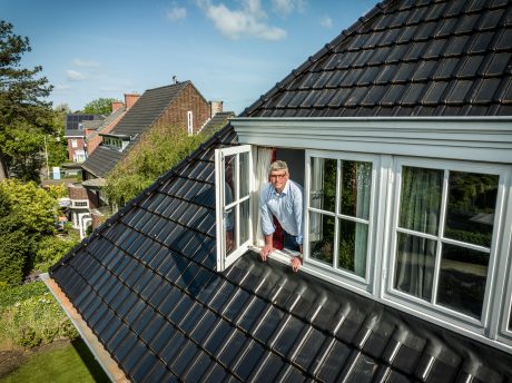 Dakdekker: Konrad Roof Technology. Dakrenovatie Wevolt Alegra 10 zonnedakpan vrijstaande woning, Heemstede
