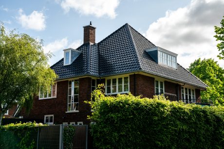 Dakdekker: Konrad Roof Technology. Dakrenovatie Wevolt Alegra 10 zonnedakpan vrijstaande woning, Heemstede