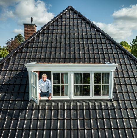 Dakdekker: Konrad Roof Technology. Dakrenovatie Wevolt Alegra 10 zonnedakpan vrijstaande woning, Heemstede