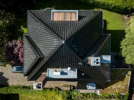 Dakdekker: Konrad Roof Technology. Dakrenovatie Wevolt Alegra 10 zonnedakpan vrijstaande woning, Heemstede