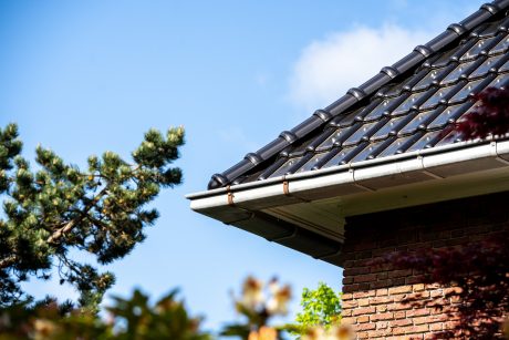 Dakdekker: Konrad Roof Technology. Dakrenovatie Wevolt Alegra 10 zonnedakpan vrijstaande woning, Heemstede