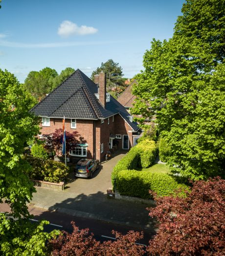 Dakdekker: Konrad Roof Technology. Dakrenovatie Wevolt Alegra 10 zonnedakpan vrijstaande woning, Heemstede