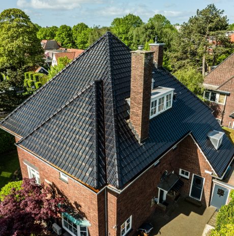 Dakdekker: Konrad Roof Technology. Dakrenovatie Wevolt Alegra 10 zonnedakpan vrijstaande woning, Heemstede