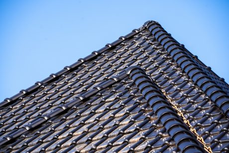 Dakdekker: Konrad Roof Technology. Dakrenovatie Wevolt Alegra 10 zonnedakpan vrijstaande woning, Heemstede