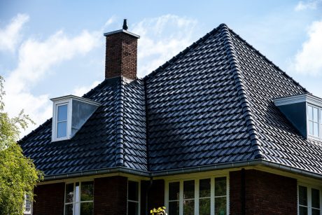 Dakdekker: Konrad Roof Technology. Dakrenovatie Wevolt Alegra 10 zonnedakpan vrijstaande woning, Heemstede