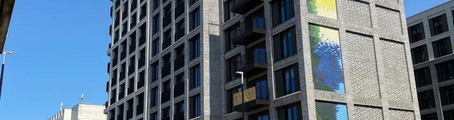 Kleurrijke glazuurbakstenen als kunstwerk voor Longley Place