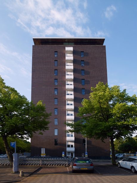 Renovatie Elsevier kantoorgebouw voor studentenwoningen, Sara Burgerhartstraat, Amsterdam. Oplevering: 2015. Aannemer: N.J. de Nijs en Zonen. Architect: Knevel architecten, Amsterdam. Fotograaf: Leonard Fäustle. Sorteringen: Terca glazuurbakstenen.