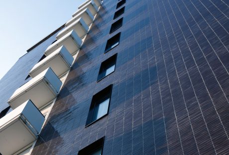 Renovatie Elsevier kantoorgebouw voor studentenwoningen, Sara Burgerhartstraat, Amsterdam. Oplevering: 2015. Aannemer: N.J. de Nijs en Zonen. Architect: Knevel architecten, Amsterdam. Fotograaf: Leonard Fäustle. Sorteringen: Terca glazuurbakstenen.