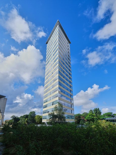 Renovatie appartement gebouw Toren van Oud | Den Haag | Architecten: Bos Hofman Architektenkombinatie & Archipelontwerpers Eric Vreedenburgh | Panelen: Lammers Beton, Weert | Ontwikkelaar: Euraco Vastgoed + Westend, Do Tetteroo | Gevel: Glazuurbakstenen maatwerk