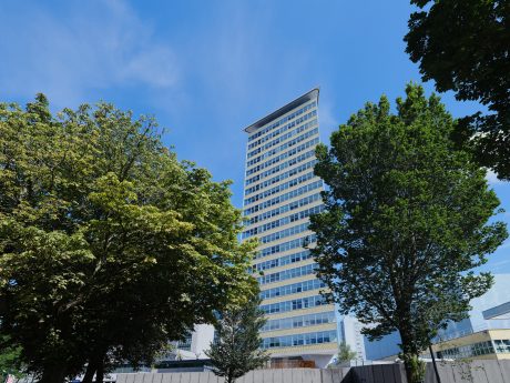 Renovatie appartement gebouw Toren van Oud | Den Haag | Architecten: Bos Hofman Architektenkombinatie & Archipelontwerpers Eric Vreedenburgh | Panelen: Lammers Beton, Weert | Ontwikkelaar: Euraco Vastgoed + Westend, Do Tetteroo | Gevel: Glazuurbakstenen maatwerk