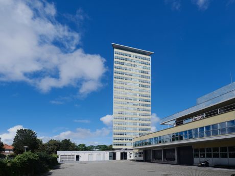 Renovatie appartement gebouw Toren van Oud | Den Haag | Architecten: Bos Hofman Architektenkombinatie & Archipelontwerpers Eric Vreedenburgh | Panelen: Lammers Beton, Weert | Ontwikkelaar: Euraco Vastgoed + Westend, Do Tetteroo | Gevel: Glazuurbakstenen maatwerk