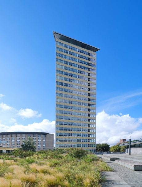 Renovatie appartement gebouw Toren van Oud | Den Haag | Architecten: Bos Hofman Architektenkombinatie & Archipelontwerpers Eric Vreedenburgh | Panelen: Lammers Beton, Weert | Ontwikkelaar: Euraco Vastgoed + Westend, Do Tetteroo | Gevel: Glazuurbakstenen maatwerk
