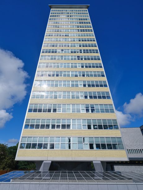 Renovatie appartement gebouw Toren van Oud | Den Haag | Architecten: Bos Hofman Architektenkombinatie & Archipelontwerpers Eric Vreedenburgh | Panelen: Lammers Beton, Weert | Ontwikkelaar: Euraco Vastgoed + Westend, Do Tetteroo | Gevel: Glazuurbakstenen maatwerk