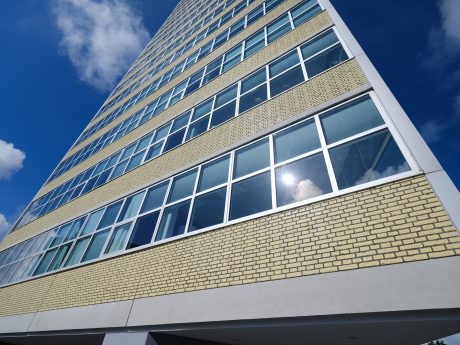 Renovatie appartement gebouw Toren van Oud | Den Haag | Architecten: Bos Hofman Architektenkombinatie & Archipelontwerpers Eric Vreedenburgh | Panelen: Lammers Beton, Weert | Ontwikkelaar: Euraco Vastgoed + Westend, Do Tetteroo | Gevel: Glazuurbakstenen maatwerk