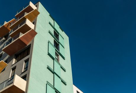Gevelstenen: Maatwerk glazuurbakstenen. Architect: Serge Eloi, Pierre Blondel Architectes. Nieuwbouwproject La Roue, Brussel