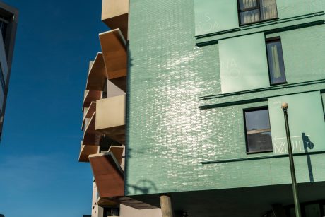 Gevelstenen: Maatwerk glazuurbakstenen. Architect: Serge Eloi, Pierre Blondel Architectes. Nieuwbouwproject La Roue, Brussel