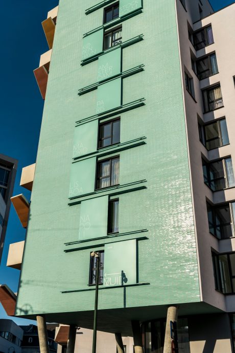 Gevelstenen: Maatwerk glazuurbakstenen. Architect: Serge Eloi, Pierre Blondel Architectes. Nieuwbouwproject La Roue, Brussel