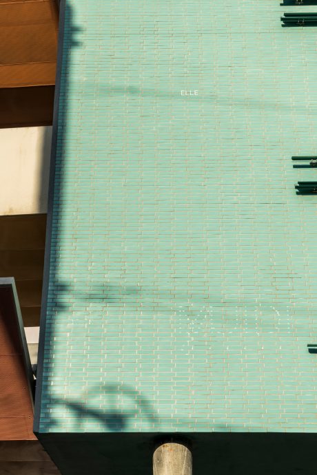 Gevelstenen: Maatwerk glazuurbakstenen. Architect: Serge Eloi, Pierre Blondel Architectes. Nieuwbouwproject La Roue, Brussel