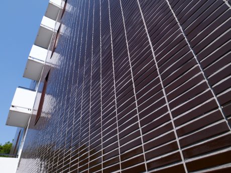 Renovatie Elsevier kantoorgebouw voor studentenwoningen, Sara Burgerhartstraat, Amsterdam. Oplevering: 2015. Aannemer: N.J. de Nijs en Zonen. Architect: Knevel architecten, Amsterdam. Fotograaf: Leonard Fäustle. Sorteringen: Terca glazuurbakstenen.