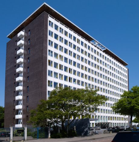 Renovatie Elsevier kantoorgebouw voor studentenwoningen, Sara Burgerhartstraat, Amsterdam. Oplevering: 2015. Aannemer: N.J. de Nijs en Zonen. Architect: Knevel architecten, Amsterdam. Fotograaf: Leonard Fäustle. Sorteringen: Terca glazuurbakstenen.