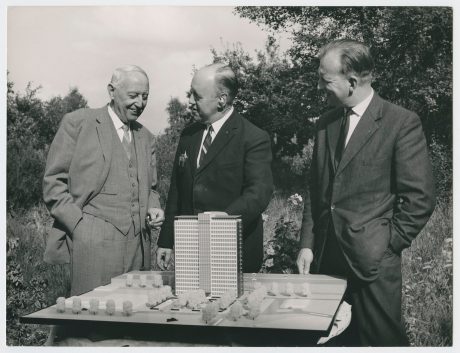 Renovatie Elsevier kantoorgebouw voor studentenwoningen, Sara Burgerhartstraat, Amsterdam. Oplevering: 2015. Aannemer: N.J. de Nijs en Zonen. Architect: Knevel architecten, Amsterdam. Fotograaf: Leonard Fäustle. Sorteringen: Terca glazuurbakstenen.