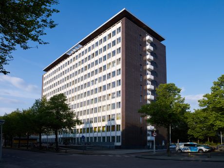 Renovatie Elsevier kantoorgebouw voor studentenwoningen, Sara Burgerhartstraat, Amsterdam. Oplevering: 2015. Aannemer: N.J. de Nijs en Zonen. Architect: Knevel architecten, Amsterdam. Fotograaf: Leonard Fäustle. Sorteringen: Terca glazuurbakstenen.