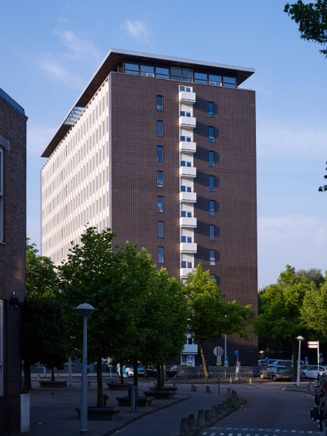 Renovatie Elsevier kantoorgebouw voor studentenwoningen, Sara Burgerhartstraat, Amsterdam. Oplevering: 2015. Aannemer: N.J. de Nijs en Zonen. Architect: Knevel architecten, Amsterdam. Fotograaf: Leonard Fäustle. Sorteringen: Terca glazuurbakstenen.