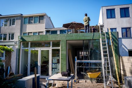 Transformatie woning | Zwaluwstraat, Utrecht | Verticale gevelbekleding: Motio | Gevelbaksteen: Pearl Tahiti steenstrips