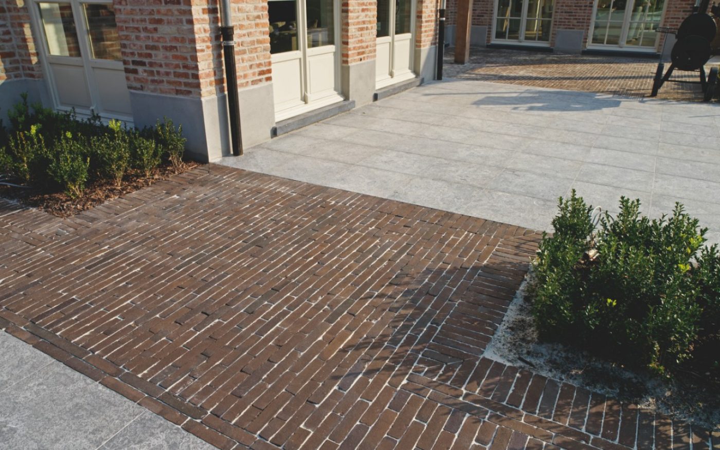 Wienerberger: referentie kleiklinkers: Authentica Retro Havanna WF, Papaleugoed 2a, 9830 Sint-Martens-Latem (tuinarchitect: Bert Van Weehage, Kruishoutem, tuinaannemer Philippe Dejonghe)