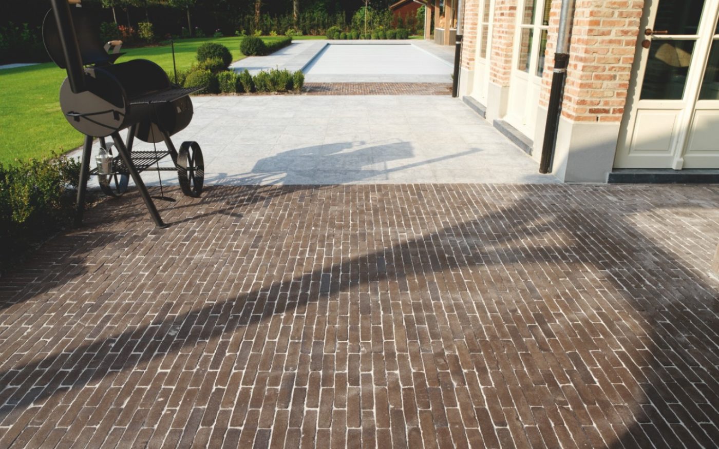 Wienerberger: referentie kleiklinkers: Authentica Retro Havanna WF, Papaleugoed 2a, 9830 Sint-Martens-Latem (tuinarchitect: Bert Van Weehage, Kruishoutem, tuinaannemer Philippe Dejonghe)