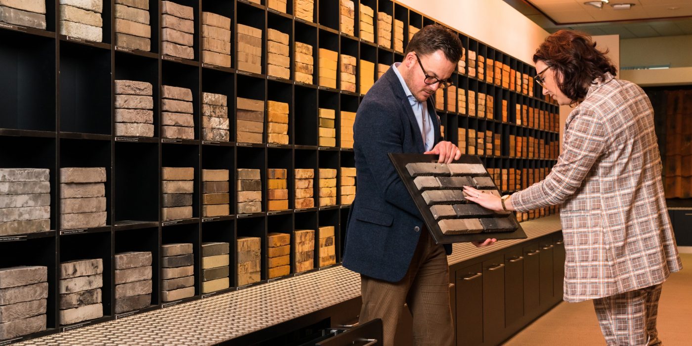 Sfeerbeeld fotografie werken bij Wienerberger van verkoop in de expo