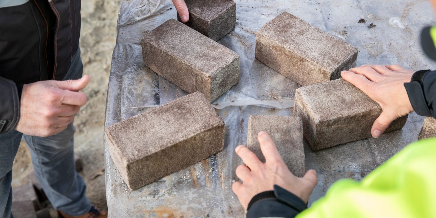 Leggen van straatstenen sfeerbeeld