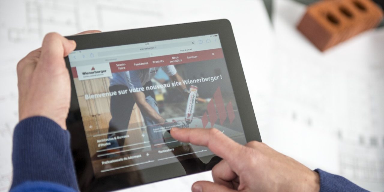 Hands holding tablet showing the french web-startpage from 2015