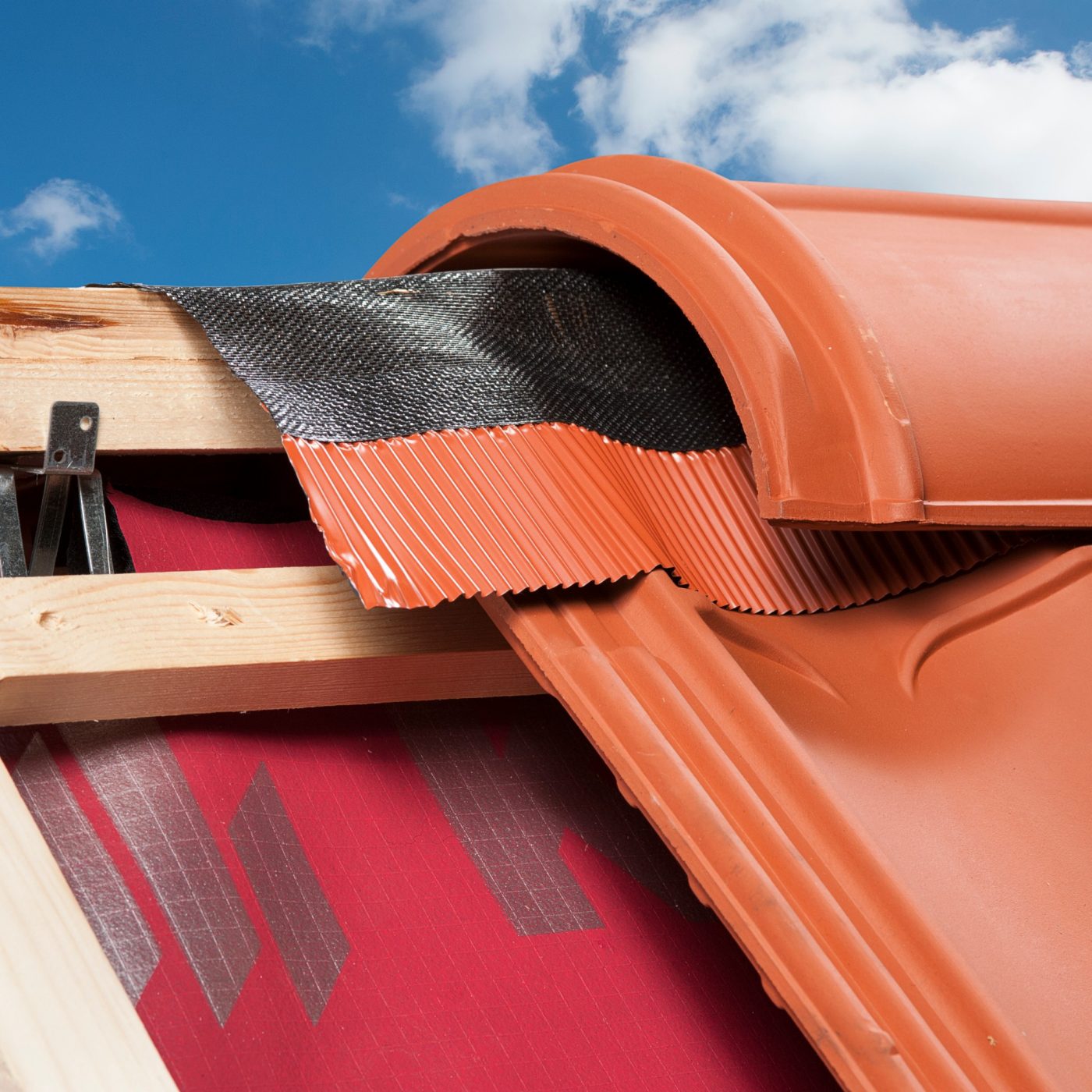 Flexi-Rol Ventilerende ondervorst bestaande uit fijn geweven PP-doek met aan beide zijden een aluminium slab voorzien van 20 mm brede butyl kleefstrips. Te gebruiken bij de nok of bij de hoekkeper  Kleefstrips verhinderen opkrullen en garanderen een duurzame bevestiging  Lange levensduur door goede UV-bestendigheid  Lengte: rol à 5 meter  Breedte: 320 mm  Kleur: rood en zwart Ventilatiecapaciteit 250 cm2/m1 Garantie : 15 jaar