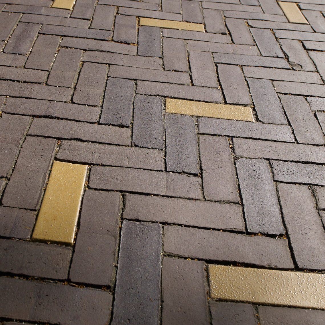 Centrumvernieuwing, Emmen | Straatbakstenen: Mix DF: Incana WS, Mastiek WS en Messing/goudkleurig geglazuurde bakstenen (project specifiek) | Architect en opdrachtgever: Gemeente Emmen | Aannemer: Hemmen, Emmen en Lareco, Hardenberg